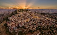 Siciliaans Dorp bij zonsondergang