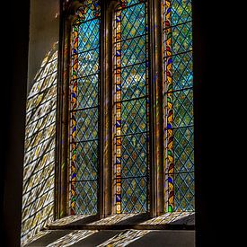 Glas in lood raam in oud kerkje in een klein dorpje in Devon, Engeland van Hein Fleuren