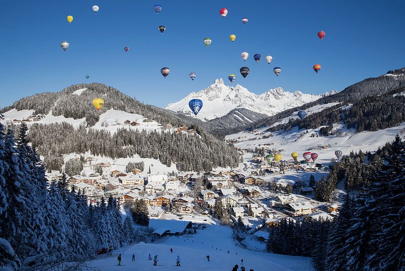 Heißluftballons in den Alpen von Coen Weesjes