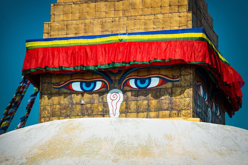 Gouden spits van de Bouddha Stoepa (Bodnath) in Kathmandu  - Nepal van Chi