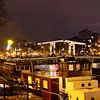 De Amstel brug met boten in Amsterdam  van Dexter Reijsmeijer