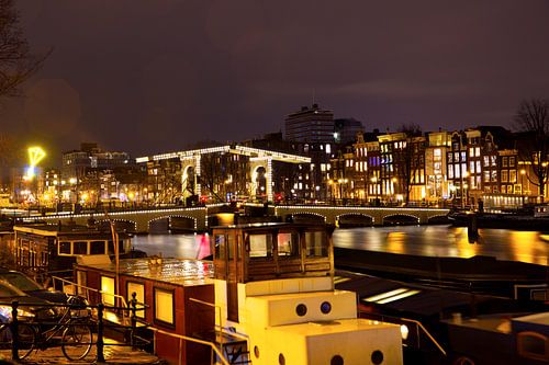 De Amstel brug met boten in Amsterdam 