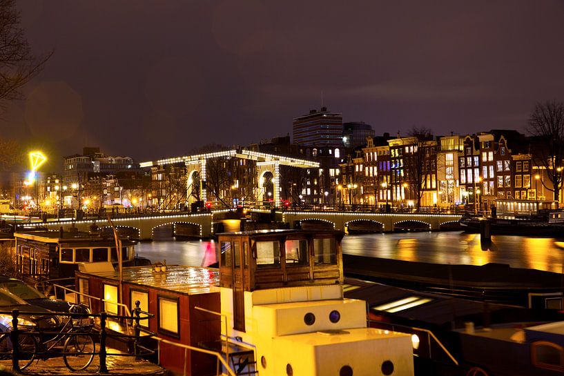 De Amstel brug met boten in Amsterdam  par Dexter Reijsmeijer