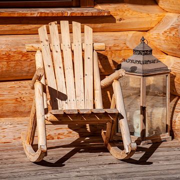 Een houten fauteuil van Christa Kramer