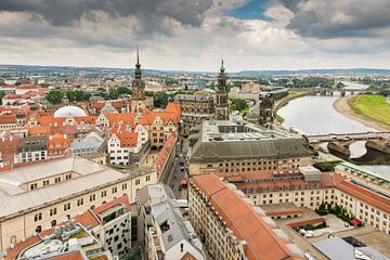 Uitzicht over historisch Dresden en de Elbe van ManfredFotos
