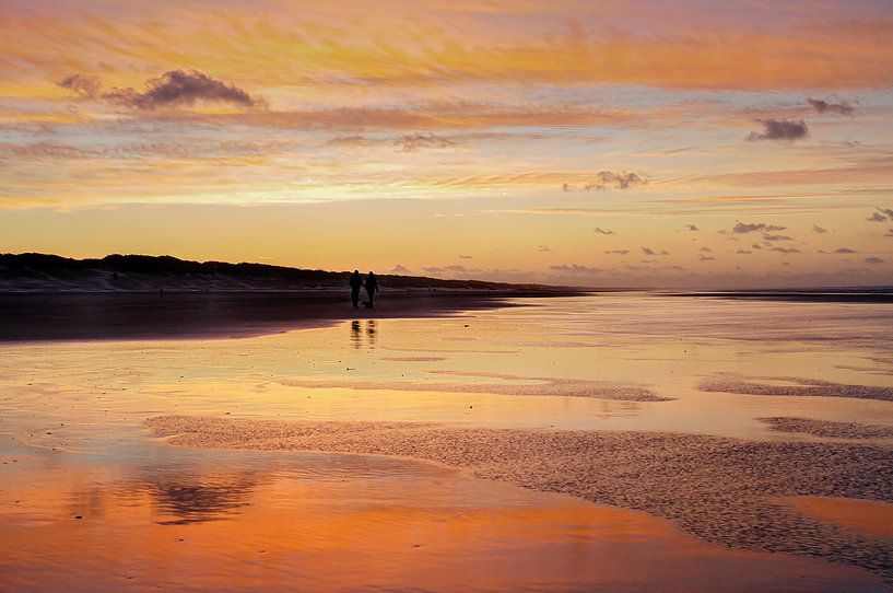 Zonsondergang op het strand aan de Waddenzee op Ameland van Gonnie van de Schans