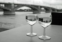 Zwei Gläser Wein auf dem Tisch