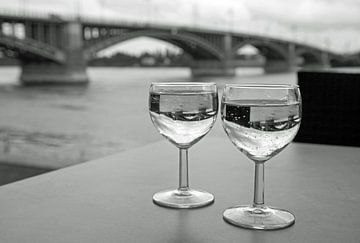 Twee glazen wijn op tafel van Helga Kuiper