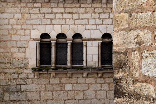Gros plan sur un mur de grès avec des arcs romans sur Studio LE-gals