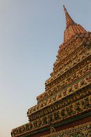 Première vue inhabituelle à bas angle d'un stupa de Bouddha dans un ciel clair.