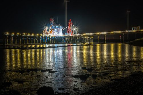 Schiff im Chemiepark Delfzijl