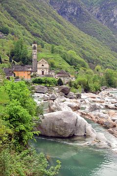 Lavertezzo in de Verzasca Vallei, Canton Ticino van Peter Eckert