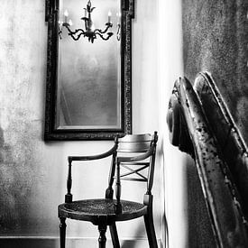 Stilleven, stoel bij spiegel van Esther Hereijgers