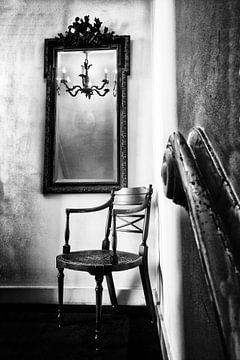 Stilleven, stoel bij spiegel van Esther Hereijgers