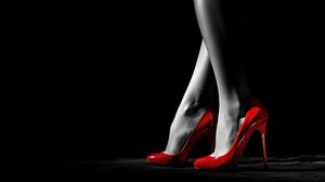 Femme en talons hauts rouges portrait panorama