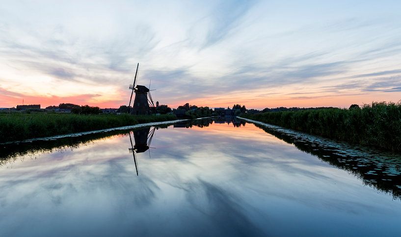 Zonsondergang bij oude windmolen in Kinderdijk van AwesomePics