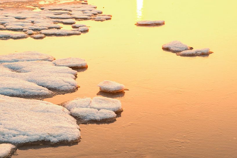 Arktisches Eis und Meereslandschaft auf den Sandflächen des Wattenmeeres von Sjoerd van der Wal Fotografie