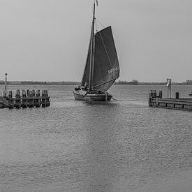 Volendammer Kwak verlaten de haven. van Jaap van den Berg
