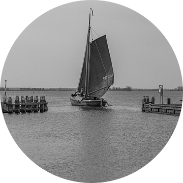 Volendammer Kwak verlaten de haven.