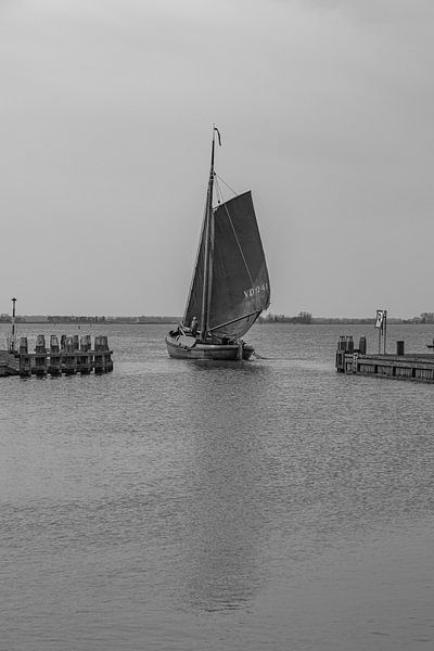 Volendammer Kwak verlaten de haven. van Jaap van den Berg