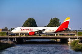 Iberia Airbus A320 rollt auf dem Flughafen Schiphol über das Wasser von Maxwell Pels