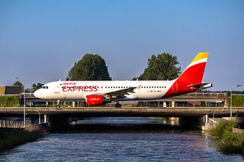 Iberia Airbus A320 rollt auf dem Flughafen Schiphol über das Wasser