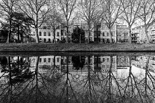 Het oude AZU (academisch ziekenhuis) in Utrecht aan de Catharijnesingel. (zwartwit)