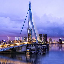 Photo du soir de la ligne d'horizon de Rotterdam et du pont Erasmus. sur Bart Ros