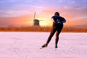 Schaatsen bij de molen bij zonsondergang in Nederland in de winter van Eye on You