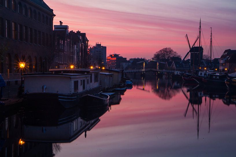 Coucher de soleil sur le canal de galets de Leyde par Tessa Louwerens