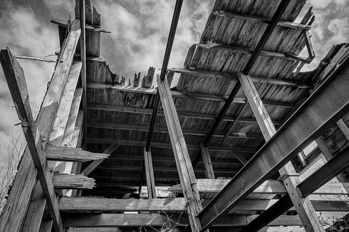 Vervallen werkplaats  in strakke lijnen