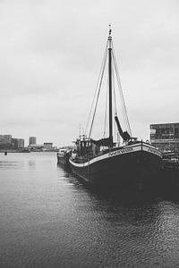 Lastkahn im Hafen von Amsterdam festgemacht