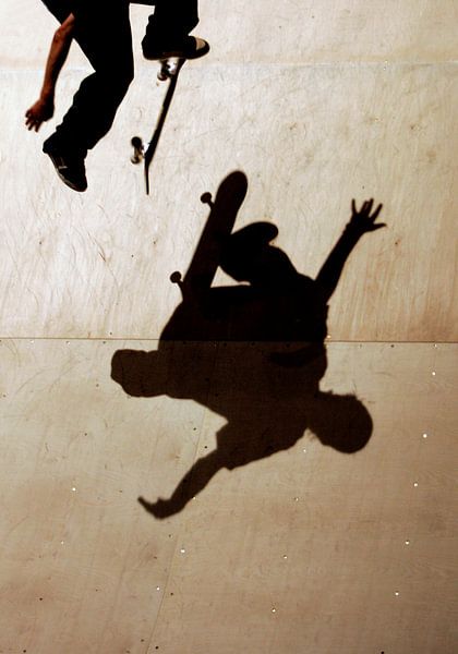 Een skateboarder springt over zijn schaduw van Gerrit de Heus