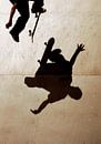 Een skateboarder springt over zijn schaduw van Gerrit de Heus thumbnail
