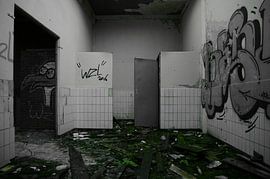 veertig jaar leeg monochroom no.2 by Robin Veenink