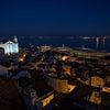 de lissabonse wijk Alfama bij nacht van Mark Lenoire