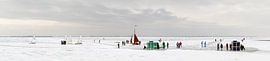 Oud-Hollands wintertafereel met schaatsers, koek en zopie en ijszeilers op de Gouwzee van Lex van den Bosch