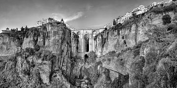 Panorama des gorges de Ronda en Espagne en Andalousie en noir et blanc sur Manfred Voss, Schwarz-weiss Fotografie
