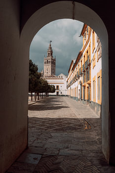 De Giralda door de boog
