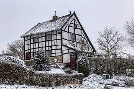 Vakwerkhuisjes in de sneeuw in Zuid-Limburg by John Kreukniet