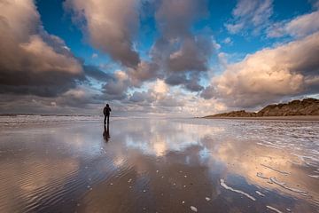 Reflectie en mooie wolken langs de kust van Zeeland! van Peter Haastrecht, van