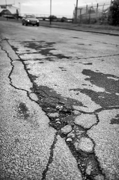 Nids de poule sur la route par Richard Wareham