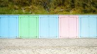 Rij met vrolijk gekleurde strandhuisjes aan de kust van Fotografiecor .nl thumbnail