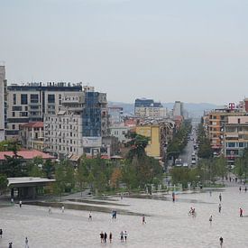 Skanderbergplein in Tirana hoofdstad van Albanië von Ingrid Van Maurik