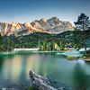 Le lac Eibsee en Bavière avec la Zugspitze sous le soleil. sur Voss Fine Art Fotografie