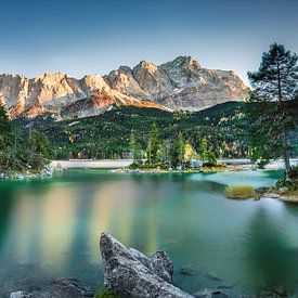 Der Eibsee in Bayern mit Zugspitze im Sonnenlicht. von Voss Fine Art Fotografie