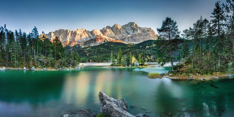 Der Eibsee in Bayern mit Zugspitze im Sonnenlicht. von Voss Fine Art Fotografie