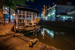 Péniche amarrée dans les canaux d'Alkmaar avec de vieilles cordes en face du marché aux poissons sur Fotografiecor .nl
