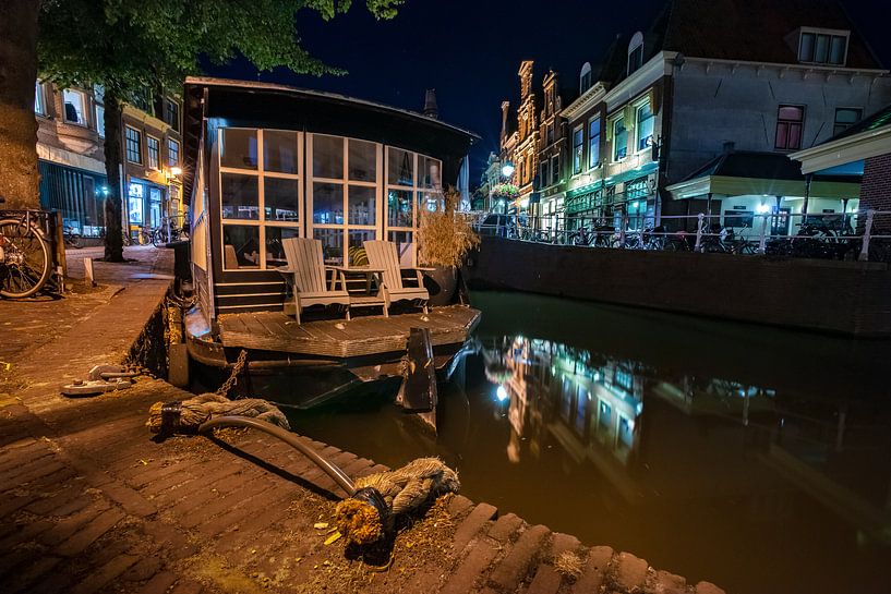 Houseboat moored in the canals of Alkmaar with old ropes opposite the fish market by Fotografiecor .nl