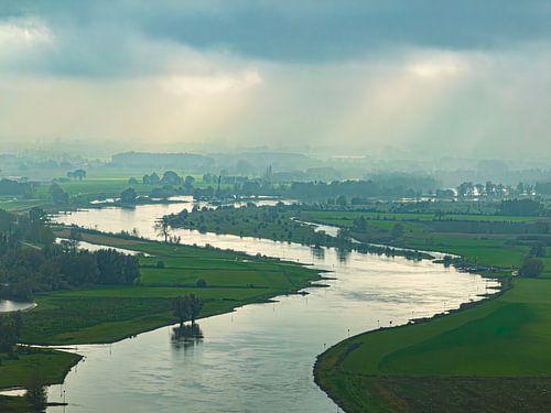 De IJssel kronkelt door het landschap